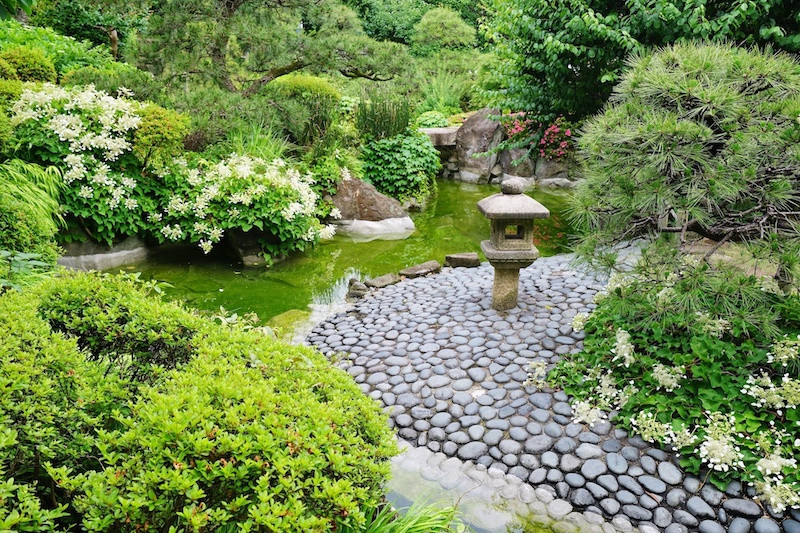 灯篭と池のある日本庭園